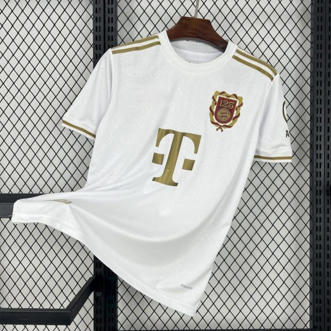 Maillot blanc Bayern Munich 25/26 125ème anniversaire, fabriqué par Le 12 -ème Maillot, vue de face avec logo et détails du maillot
