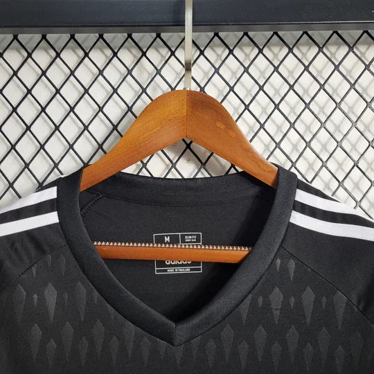 Maillot de football Real Madrid 2023-2024, modèle Le 12-ème Maillot, vue de face avec logo et design officiel.
