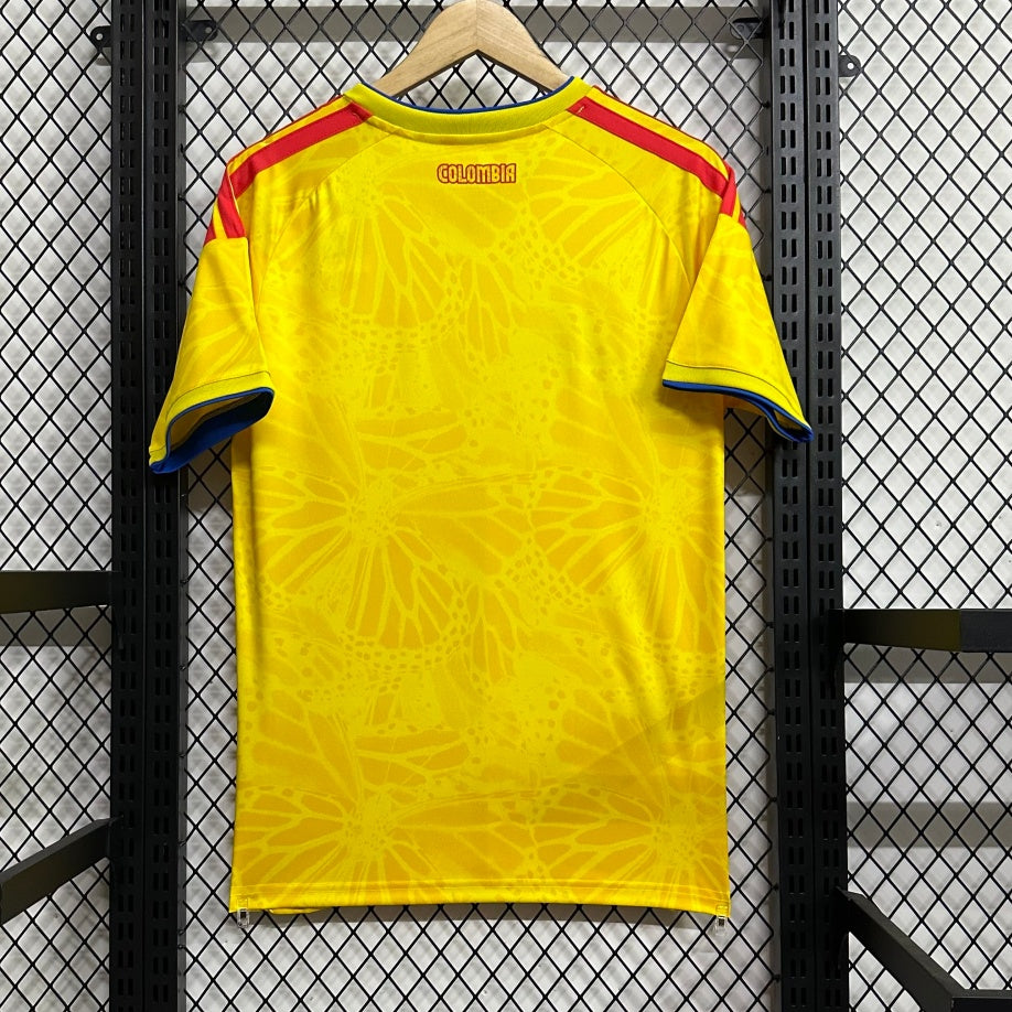 Maillot domicile 25/26 de la Colombie, marque Le 12 -ème Maillot, vue de face avec logo et couleurs de l'équipe nationale colombienne
