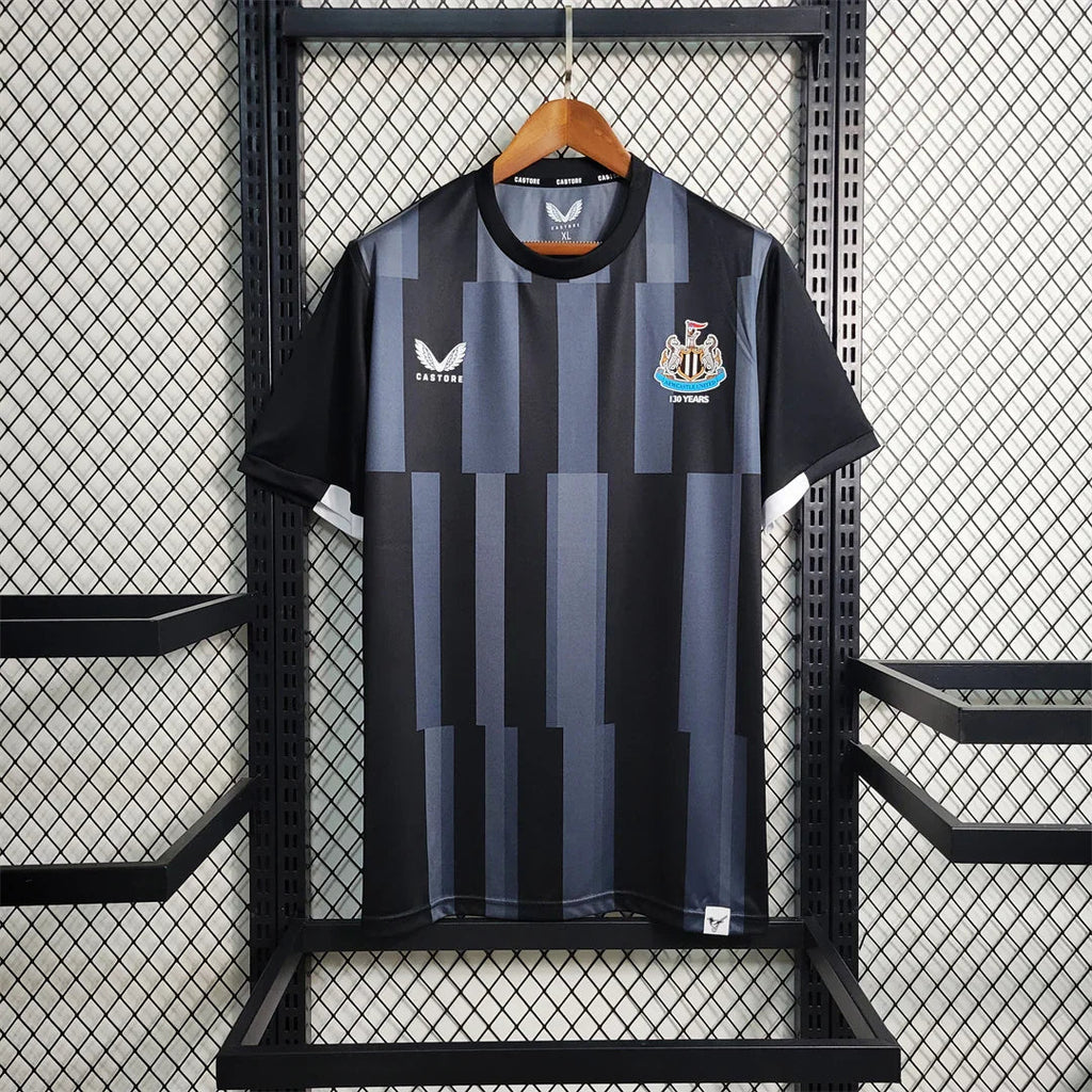 Maillot d'entraînement Newcastle 2023-24 Le 12ème Maillot, maillot de sport avec logo et design officiel, vue de face.