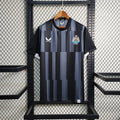 Maillot d'entraînement Newcastle 2023-24 Le 12ème Maillot, maillot de sport avec logo et design officiel, vue de face.