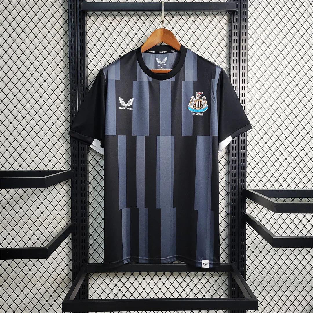 Maillot d'entraînement Newcastle 2023-24 Le 12ème Maillot, maillot de sport avec logo et design officiel, vue de face.