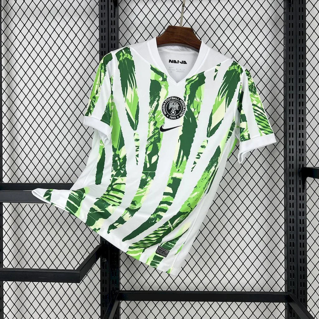Maillot Nigeria 2025/26 de la marque Le 12 -ème Maillot, vue de face avec logo et design aux couleurs du Nigeria.