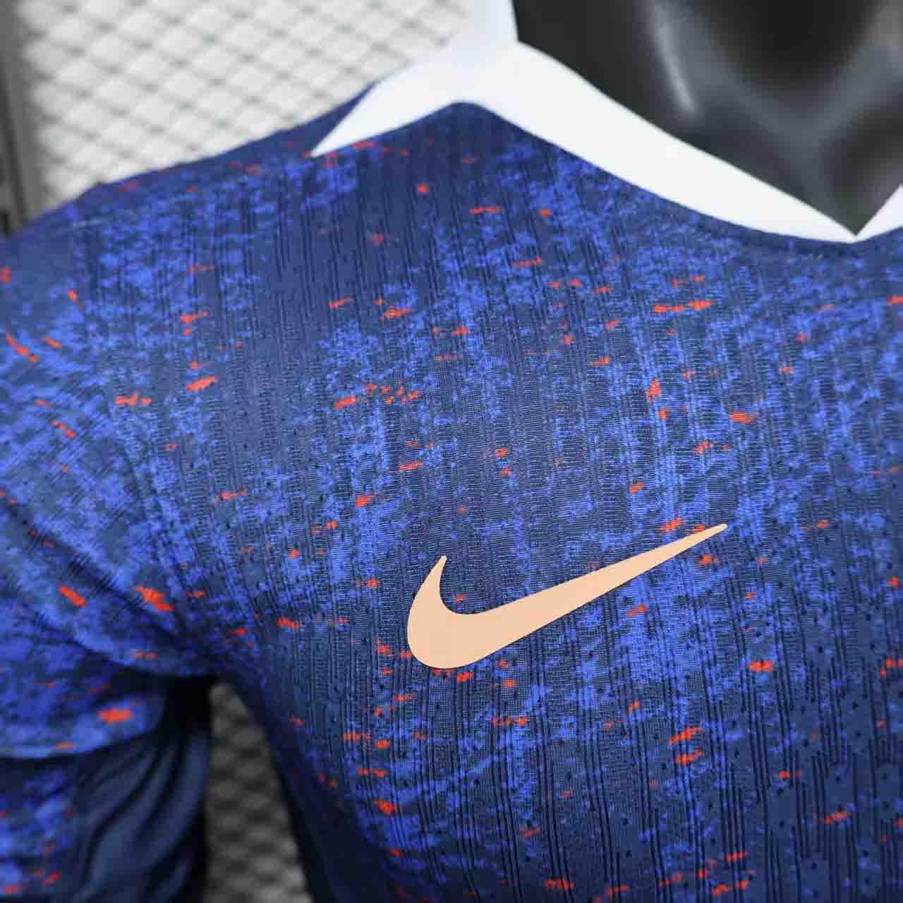 Maillot de l'équipe de France 2025/26 Le 12, maillot de football bleu avec logo national et détails rouges et blancs.