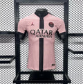 Maillot Paris Saint Germain PSG 2024/25 Le 12-ème, maillot de football avec logo du club, tissu bleu avec détails rouges et blancs.