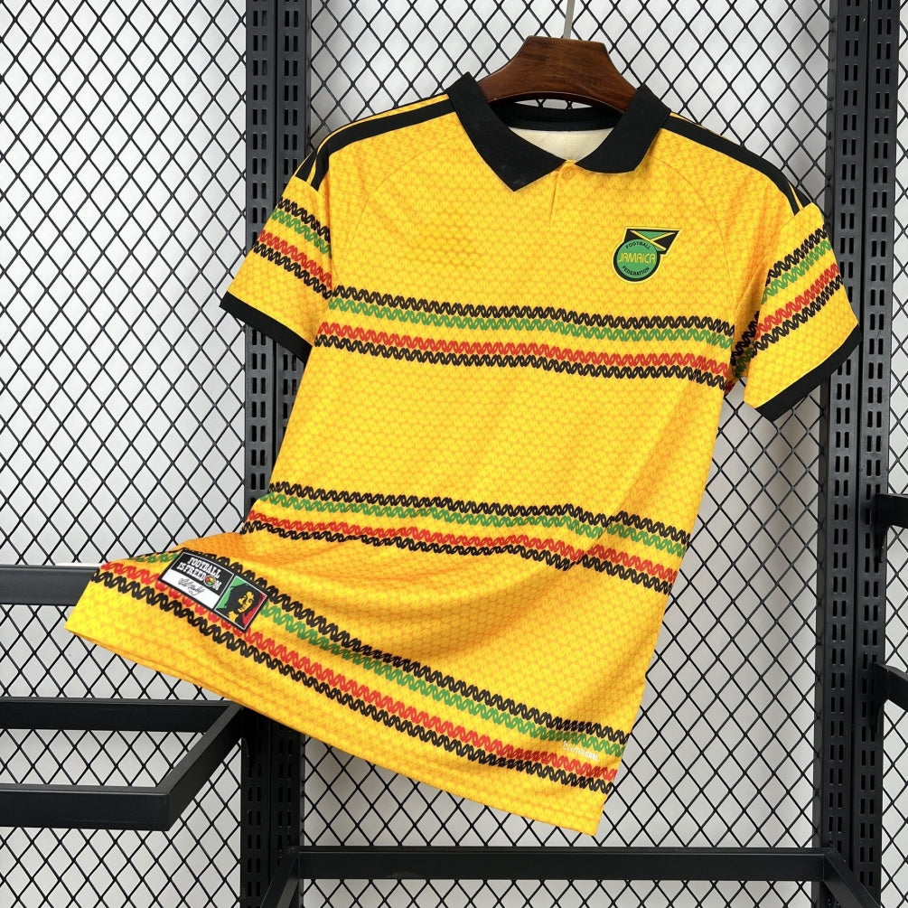 Maillot domicile 25/26 Jamaïque, marque Le 12-ème Maillot, maillot de football jaune avec logo et détails verts.
