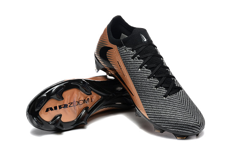 Crampons Mercurial Vapor 16 Elite XXV de Le 12 -ème Maillot, vue détaillée avec crampons en métal et design noir et orange.