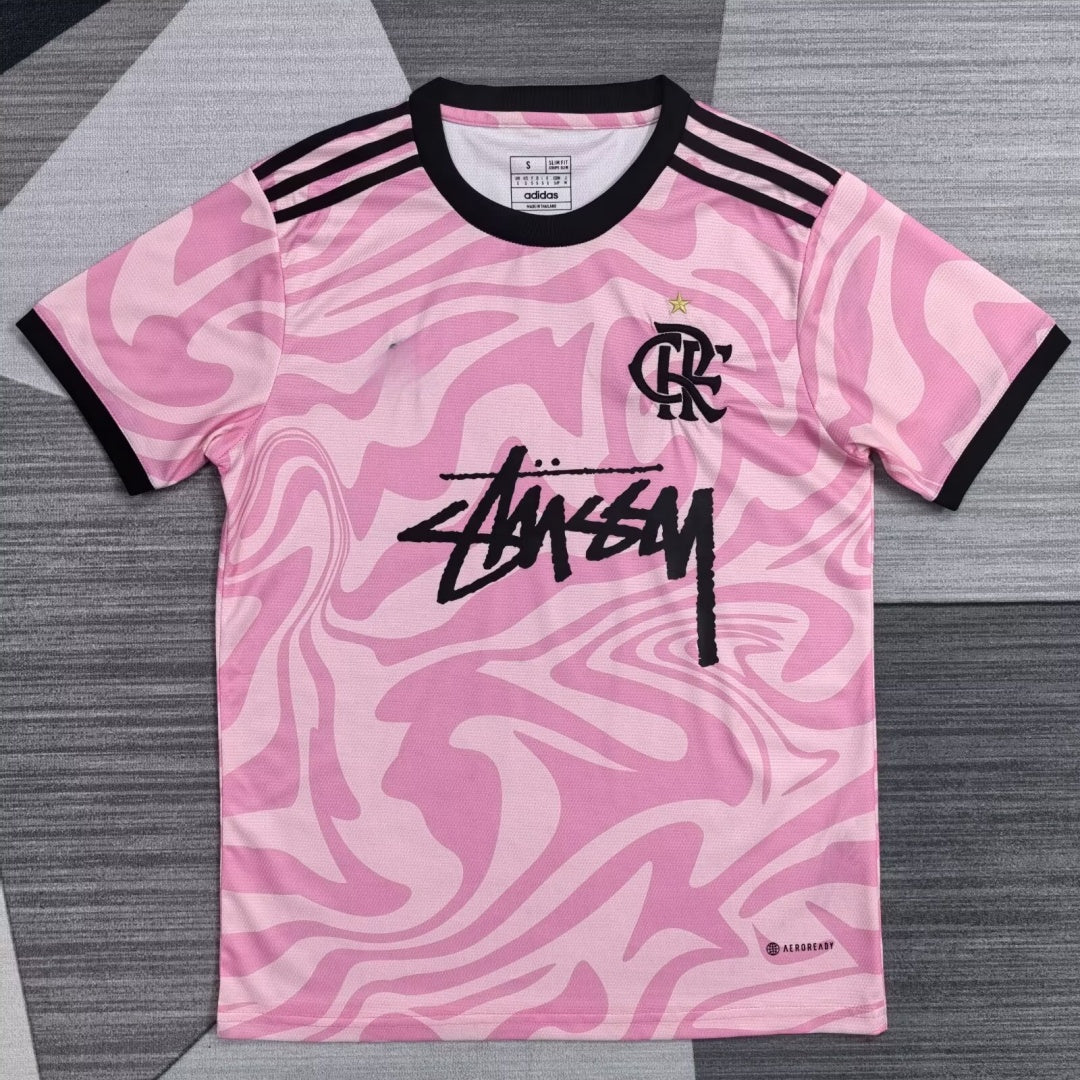 Maillot Flamengo 2024/2025 rose signé, édition spéciale, par Le 12 -ème Maillot, vue de face avec détails du design.