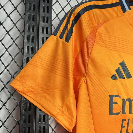 Maillot extérieur Real Madrid 2024/25 Le 12 -ème Maillot, logo et design moderne visible sur le tissu blanc et violet.
