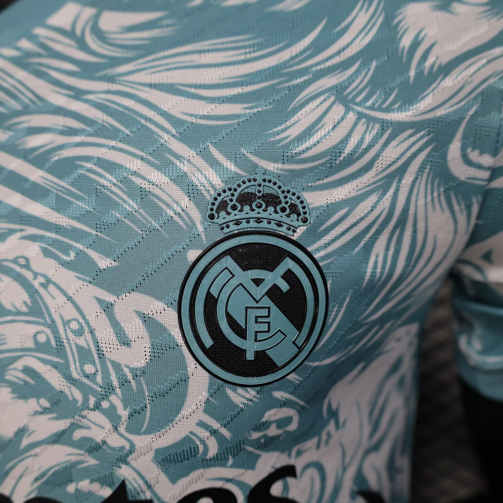 Maillot Réal Madrid concept 2025-2026 de Le 12 -ème Maillot, vue de face, détails du design et logo du club.