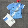 Ensemble enfant Manchester City domicile de la marque Le 12-ème Maillot, maillot et short bleu avec logo du club.