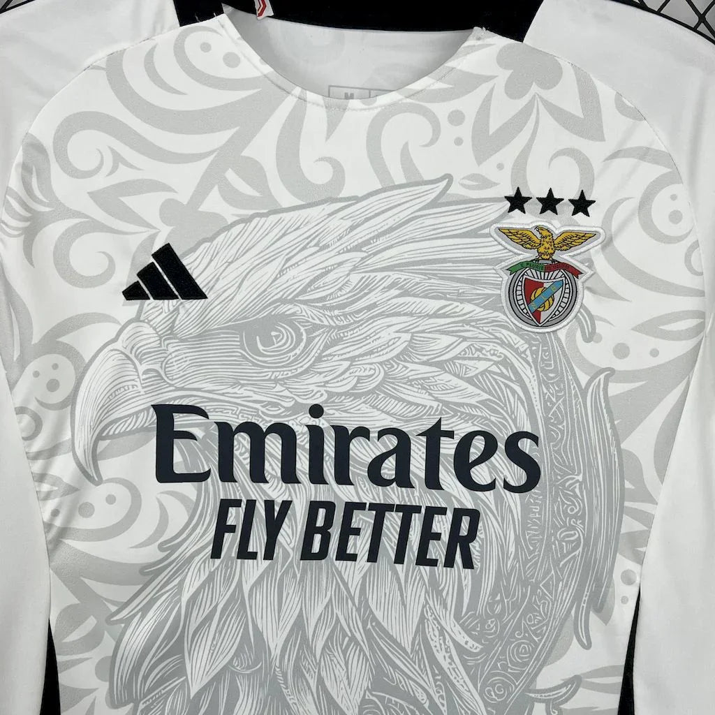 Maillot Benfica 2024-25 de la marque Le 12 -ème Maillot, maillot de football avec logo et couleurs officielles du club.