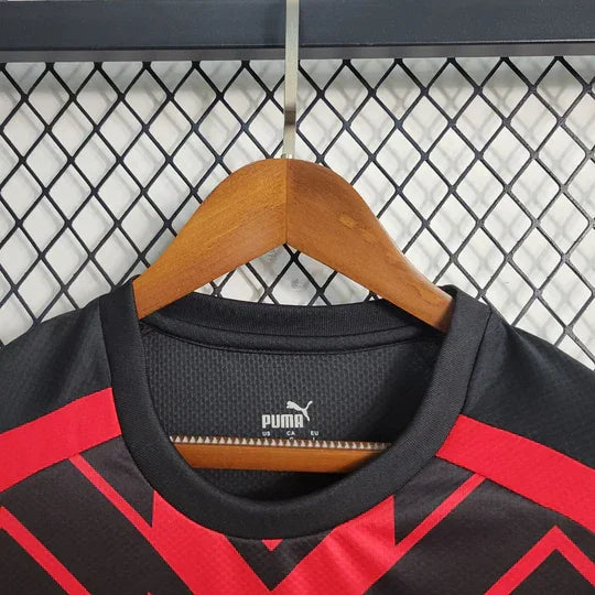 Maillot d'entraînement AC Milan 2023 2024, marque Le 12-ème Maillot, vue de face avec logo et détails de la chemise.