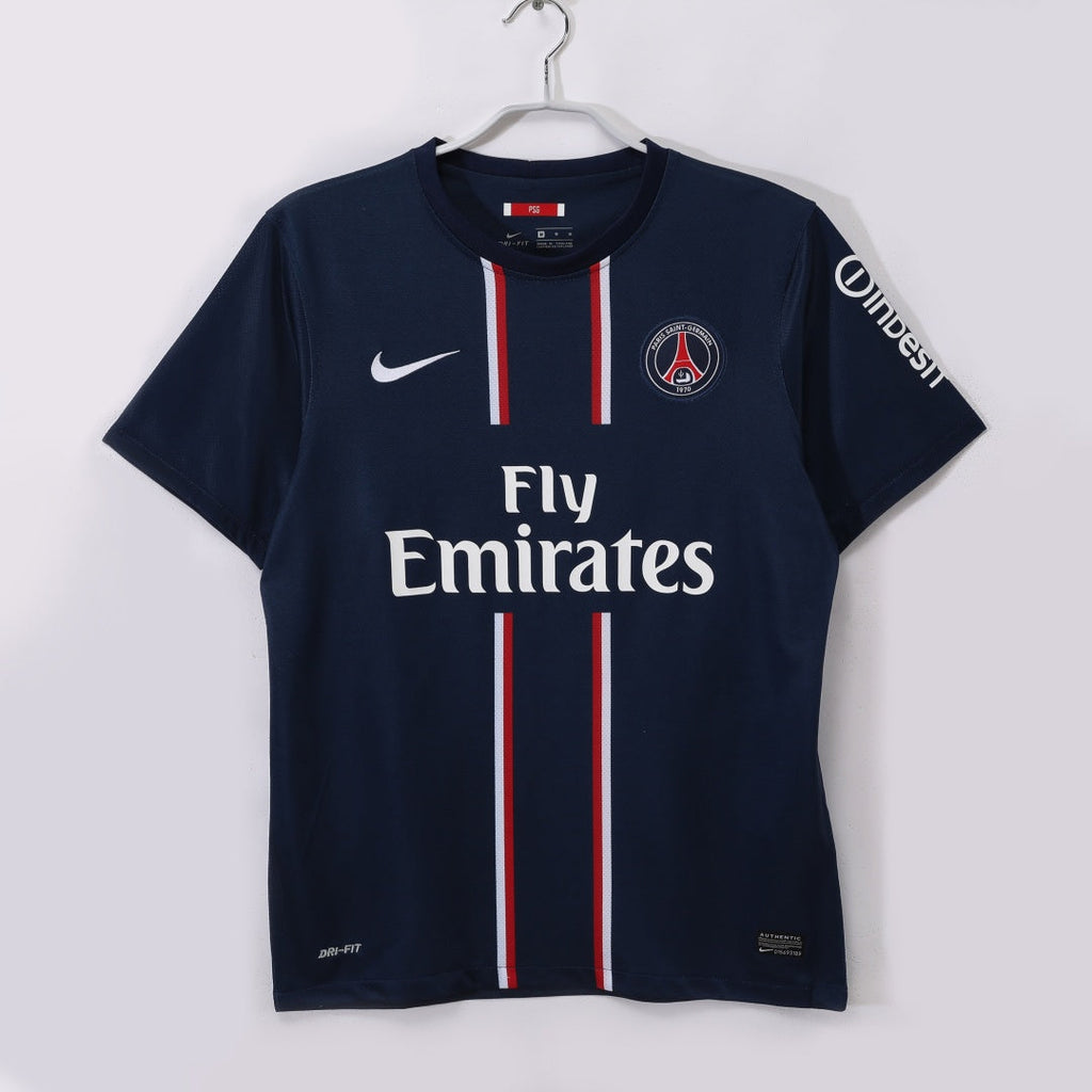 Maillot rétro PSG domicile 2012-2013 Le 12-ème Maillot, maillot de football rouge avec logo du club et détails traditionnels.