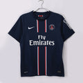 Maillot rétro PSG domicile 2012-2013 Le 12-ème Maillot, maillot de football rouge avec logo du club et détails traditionnels.