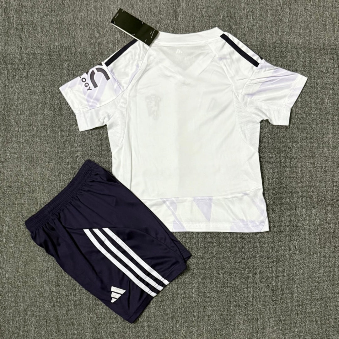 Ensemble extérieur pour enfant Manchester United Le 12 -ème Maillot, maillot de football rouge avec logo et détails de l'équipe.