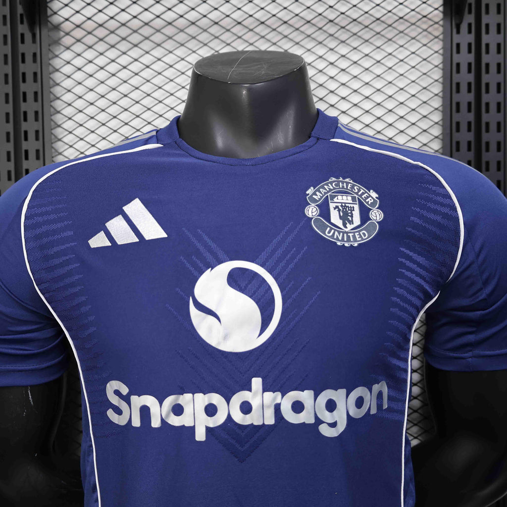 Maillot Manchester United concept 2025-26 de Le 12 -ème Maillot, vue de face, en tissu rouge avec logo et détails du design.