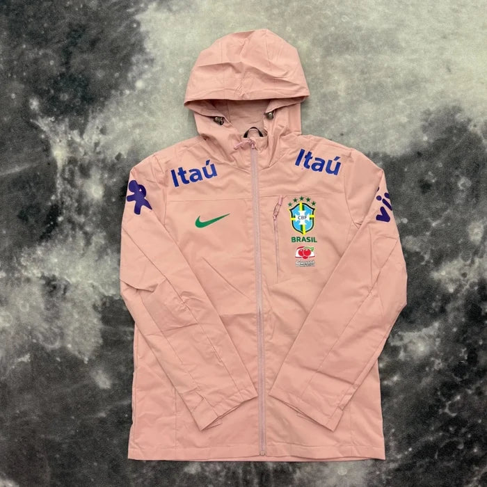 Veste coupe-vent réversible Le 12ème Maillot Brésil Rose, légère et colorée, avec logo du Brésil visible sur la veste.