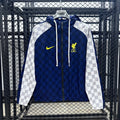 Veste coupe-vent réversible Le 12 -ème Maillot Liverpool, tissu léger, design coloré, portée déployée sur mannequin.
