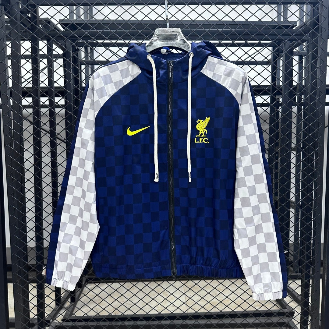 Veste coupe-vent réversible Le 12 -ème Maillot Liverpool, tissu léger, design coloré, portée déployée sur mannequin.