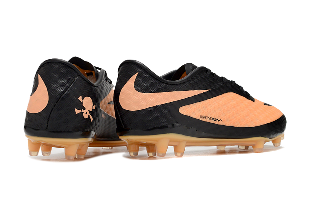 Crampons Hypervenom élite de Le 12 -ème Maillot, fixation robuste pour chaussures de football, avec piquets en métal pour traction.