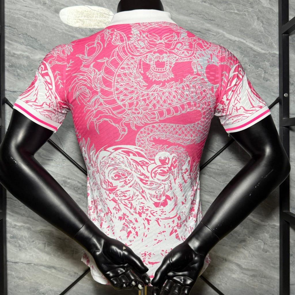 Maillot 25/26 Real Madrid Le 12 -ème Maillot, maillot de football rose pour joueur, vue de face avec logo et détails du maillot
