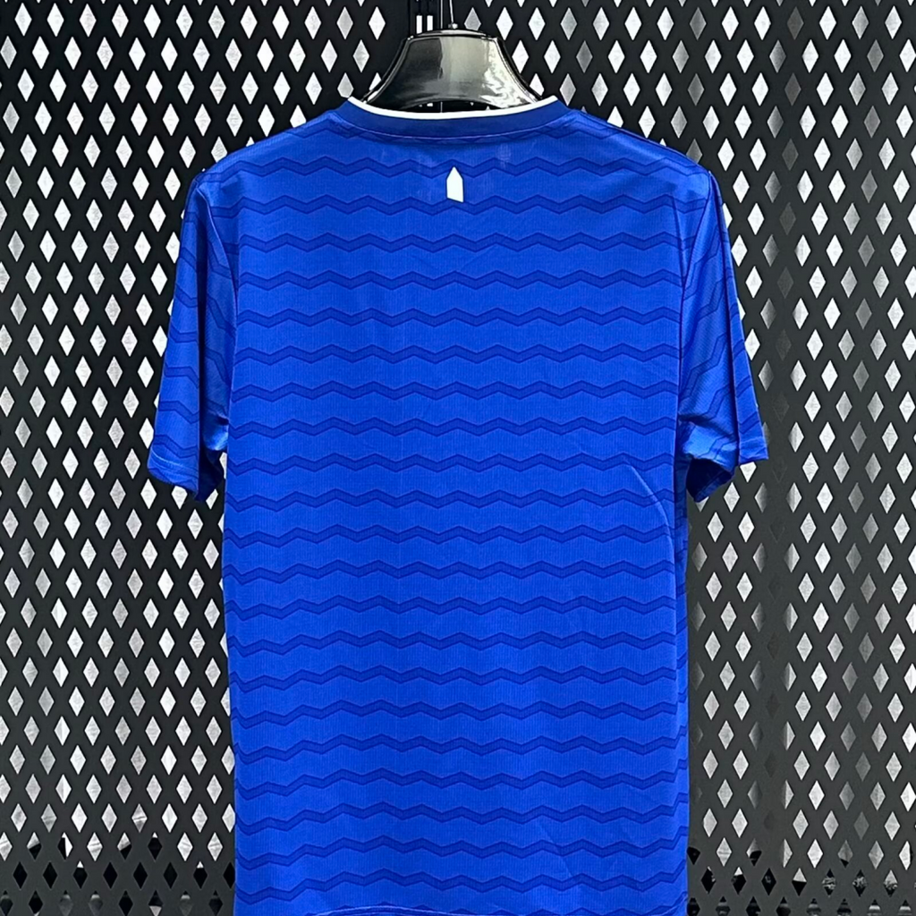 Maillot domicile Everton 25/26 de Le 12 -ème Maillot, maillot de football bleu avec logo et détails officiels.