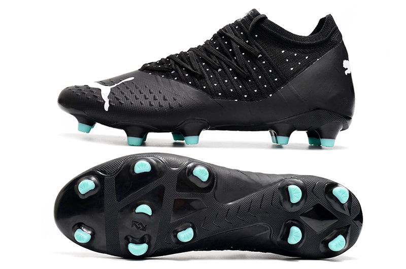 Crampons Future Z 1.3 Teazer FG de Le 12 -ème Maillot, vue des crampons en acier avec pointes pour football en extérieur.