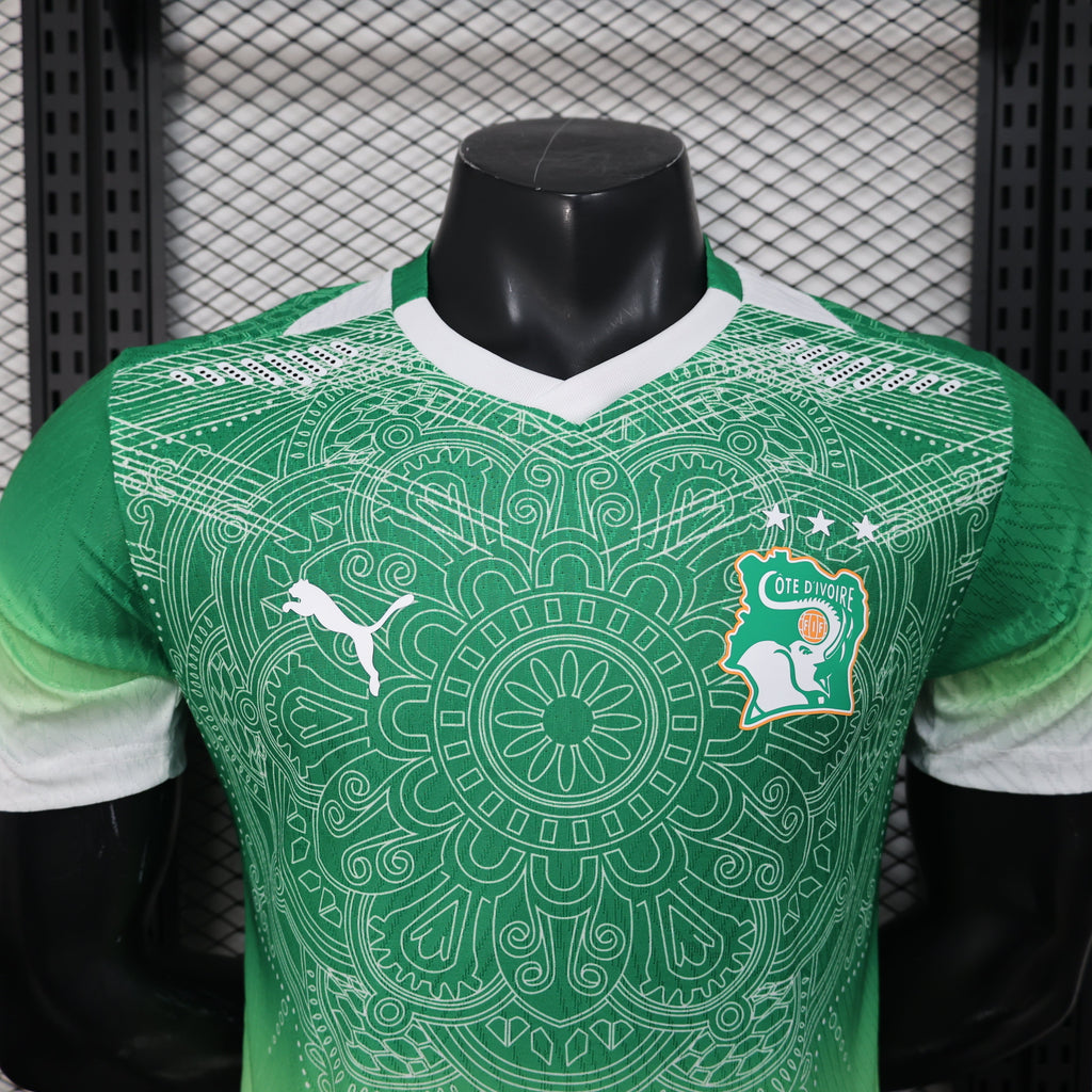 Maillot Côte d'Ivoire Concept 2026 de Le 12 -ème Maillot, design coloré avec logo national, porté par un mannequin.