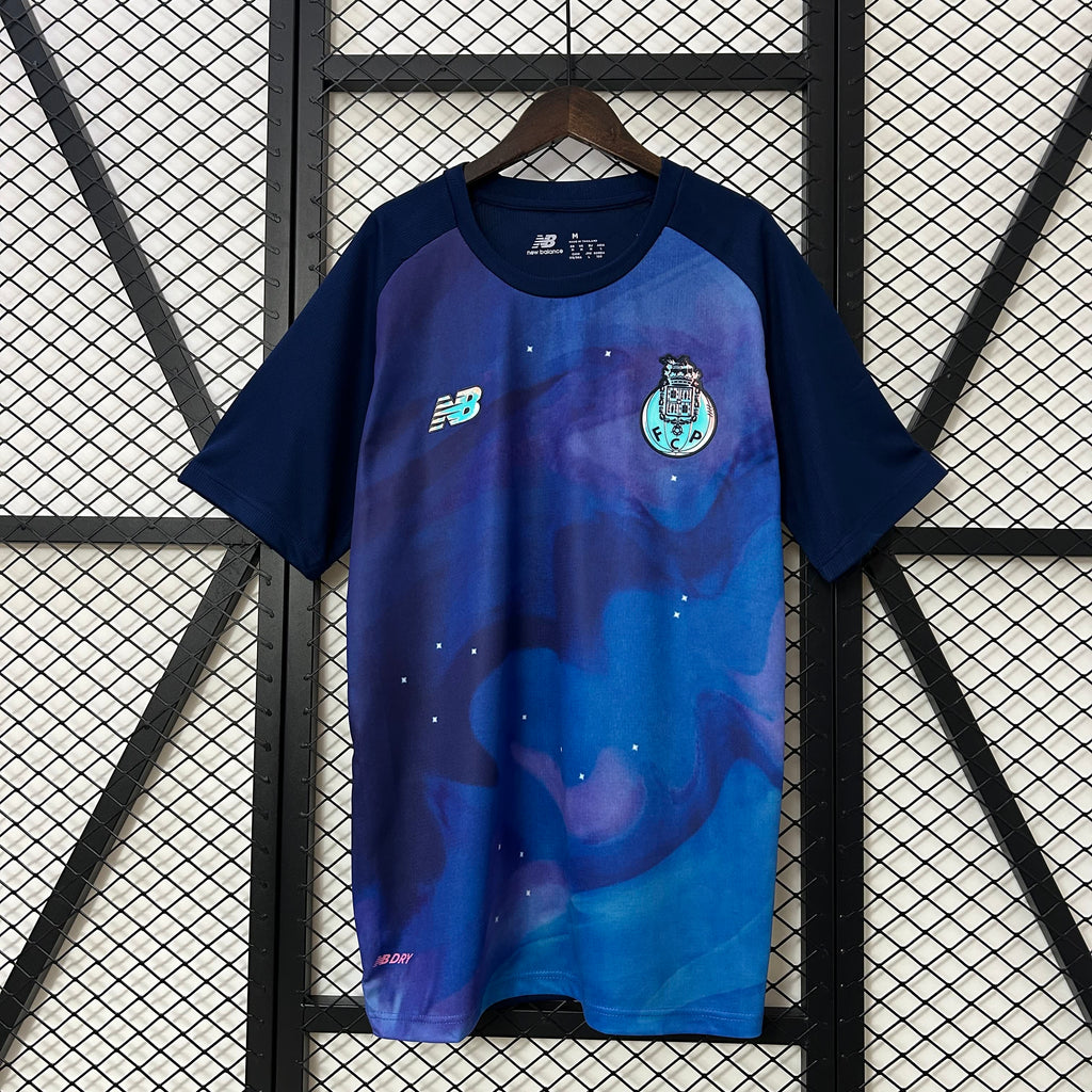 Maillot FC Porto 24/25 Le 12 -ème Maillot, maillot de football avec logo et détails de l'équipe sur fond blanc.