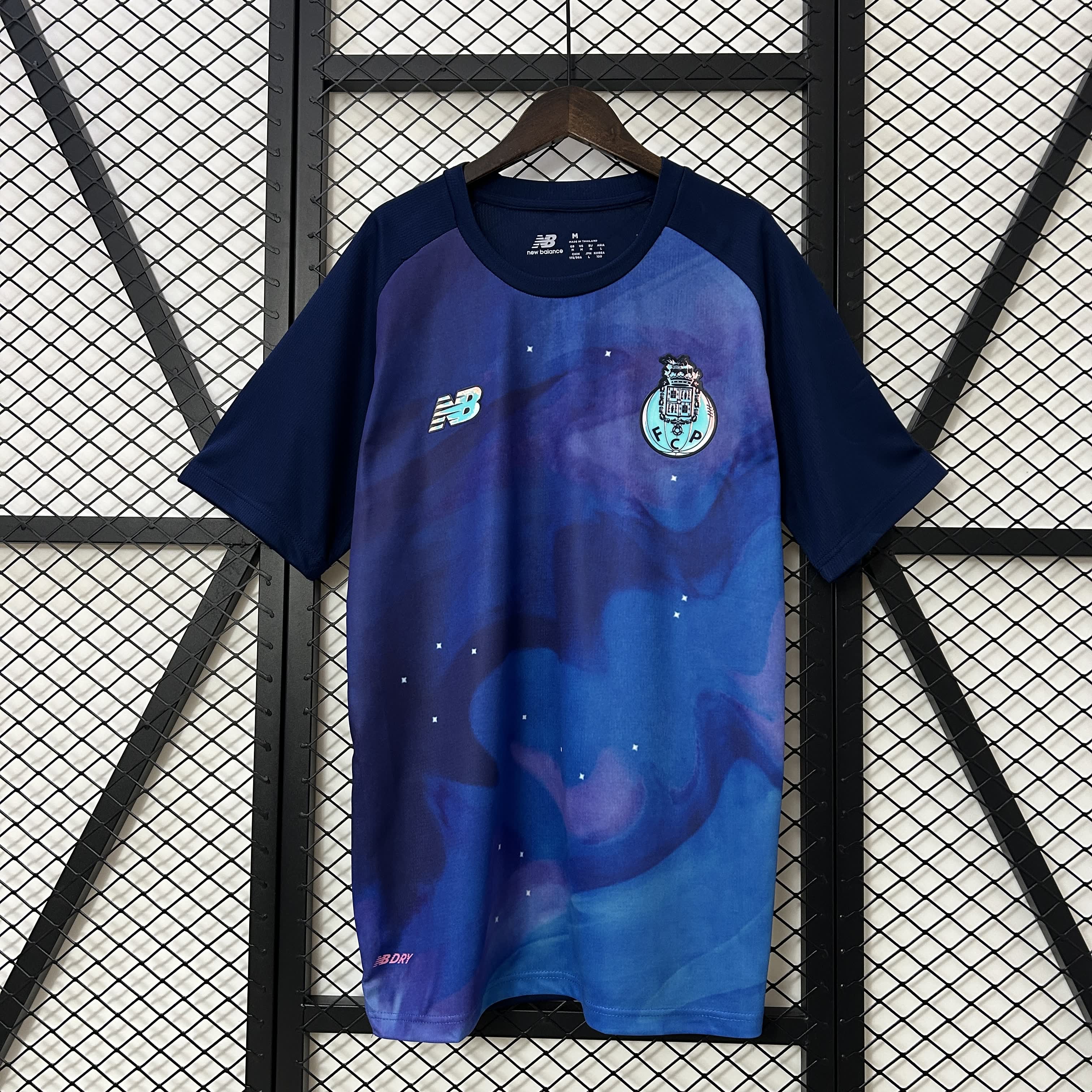 Maillot FC Porto 24/25 Le 12 -ème Maillot, maillot de football avec logo et détails de l'équipe sur fond blanc.