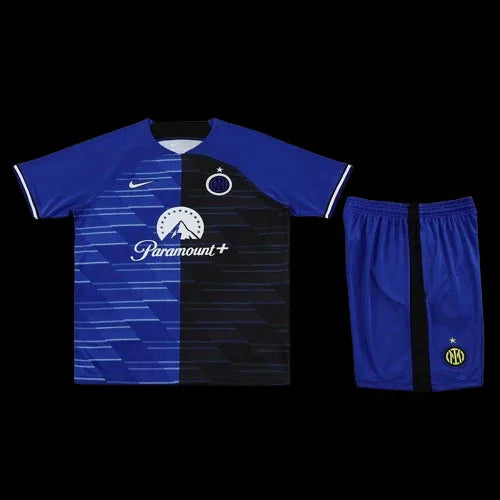 Ensemble Inter Milan Le 12 -ème Maillot avec maillot et short bleu, logo de l'équipe sur le devant, pour supporter le club.