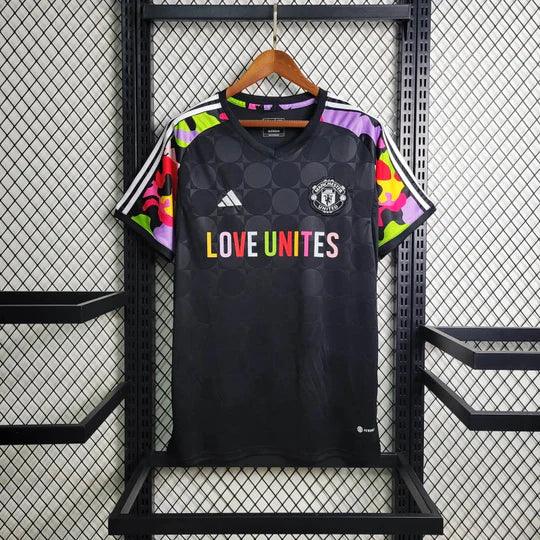 Maillot Manchester United 2024 Édition Love Unites Le 12 -ème Maillot, maillot de football rouge avec logo et design moderne.