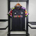 Maillot Manchester United 2024 Édition Love Unites Le 12 -ème Maillot, maillot de football rouge avec logo et design moderne.