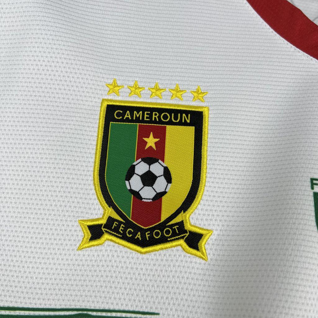 Maillot Cameroun CAN 2025-26 Le 12 -ème Maillot, maillot de football avec couleurs vertes, jaunes et rouges, vue frontale.