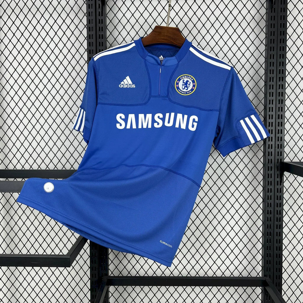 Maillot Chelsea de football 2009-2010 rétro, marque Le 12-ème, vue de face avec logo et détails des manches.