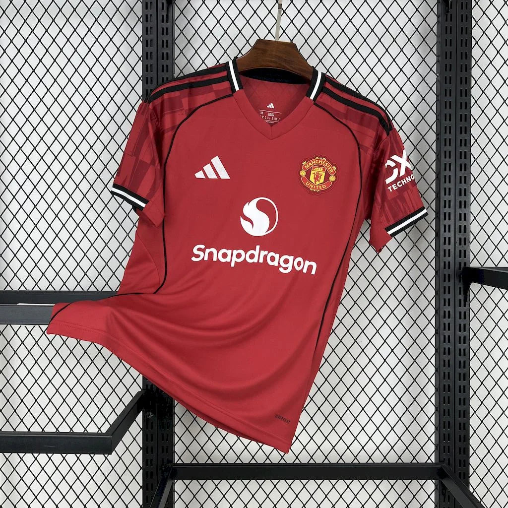 Maillot Manchester United 2025-26 Le 12 -ème Maillot, maillot de football rouge avec logo et détails de l'équipe.