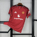 Maillot Manchester United 2025-26 Le 12 -ème Maillot, maillot de football rouge avec logo et détails de l'équipe.