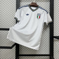 Maillot extérieur de l'équipe d'Italie pour la Coupe du Monde 2026, marque Le 12 -ème Maillot, vue de face.