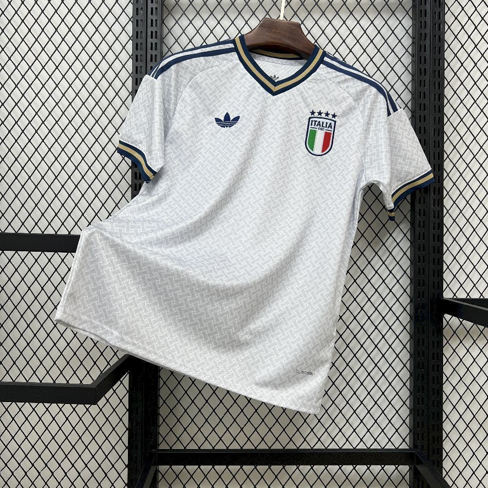 Maillot extérieur de l'équipe d'Italie pour la Coupe du Monde 2026, marque Le 12 -ème Maillot, vue de face.