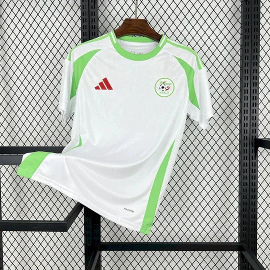 Maillot domicile de l'Algérie 2024/25, marque Le 12 -ème Maillot, vue frontale avec logo et design traditionnel vert et blanc.