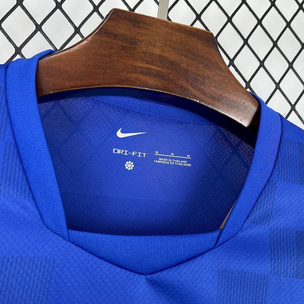 Maillot extérieur de la Croatie pour la Coupe du Monde 2026, marque Le 12-ème Maillot, blanc avec détails rouges et bleus.