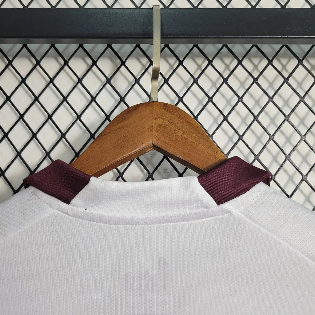 Maillot extérieur Manchester City saison 2023-2024 Le 12 -ème Maillot, maillot de football avec logo et détails de l'équipe.