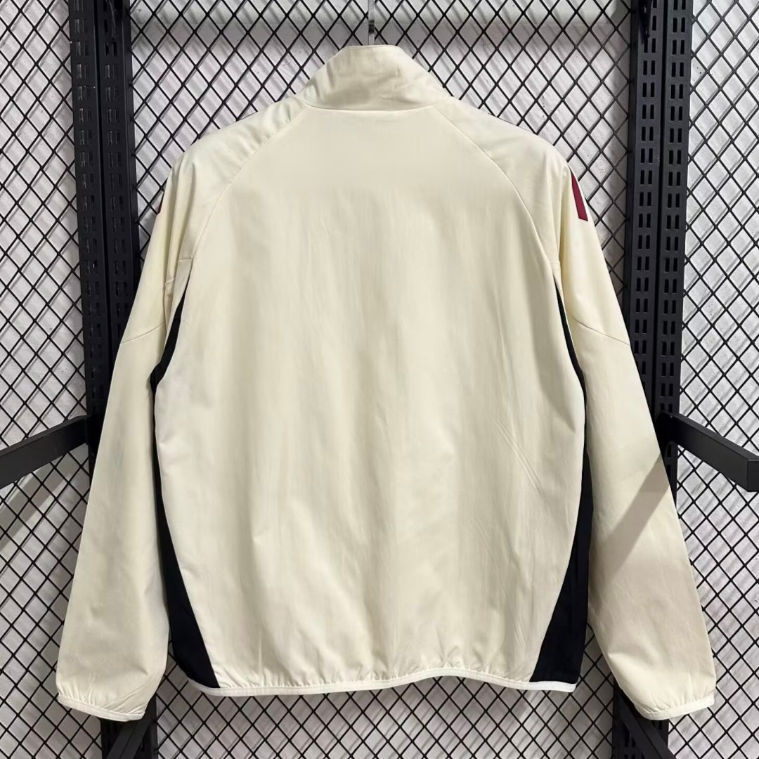 Veste coupe-vent réversible Le 12 -ème Maillot Liverpool, tissu léger avec logo visible, couleurs contrastantes.