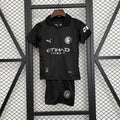 Ensemble de football pour enfant Manchester City 2025-26 de la marque Le 12-ème Maillot, maillot et short aux couleurs de l'équipe.