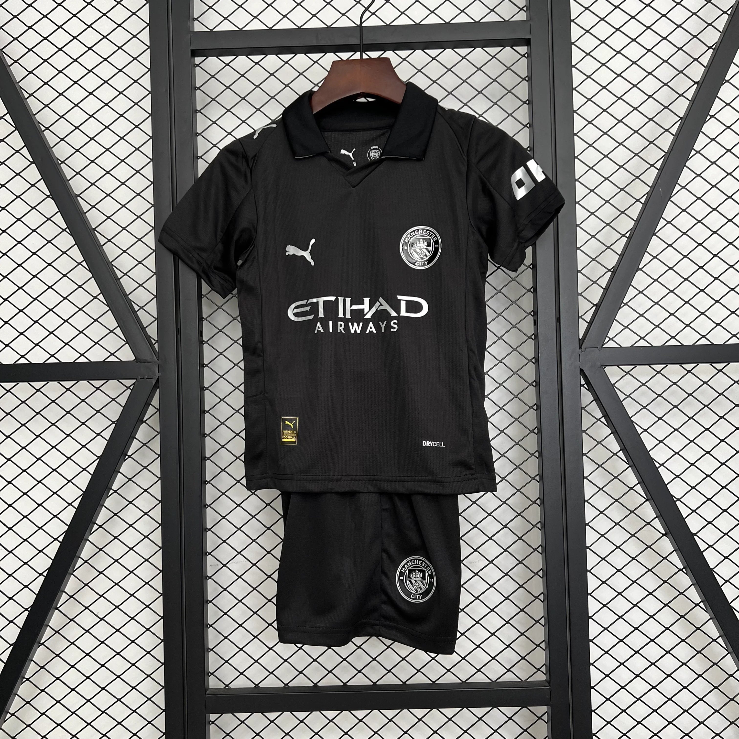 Ensemble de football pour enfant Manchester City 2025-26 de la marque Le 12-ème Maillot, maillot et short aux couleurs de l'équipe.