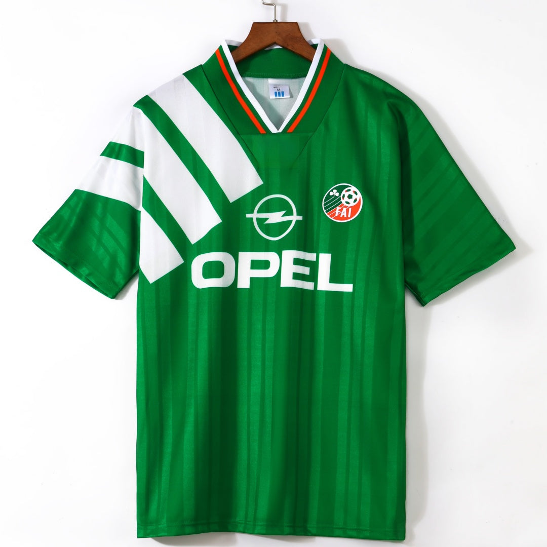 Maillot domicile rétro de l'Irlande 1992-1994 par Le 12, maillot de football vert avec logo et détails historiques.