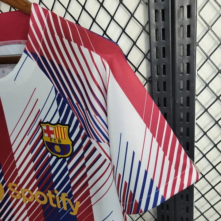 Maillot d'entraînement du FC Barcelone 2023-2024 Le 12-ème Maillot, vue de face avec logo et détails de l'équipe.