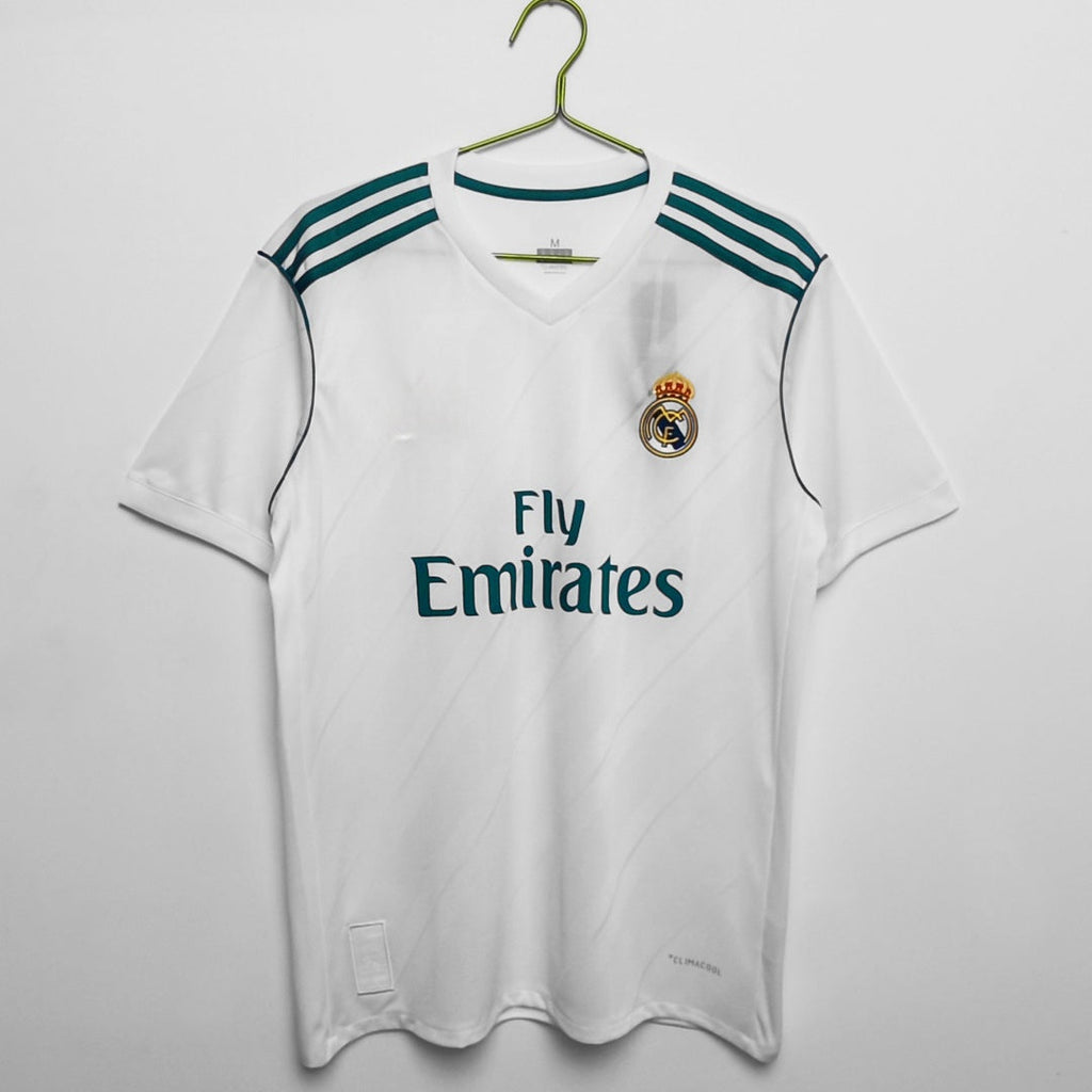 Maillot domicile rétro Real Madrid 2017-2018 Le 12 -ème Maillot, maillot de football blanc avec logo et détails du club.