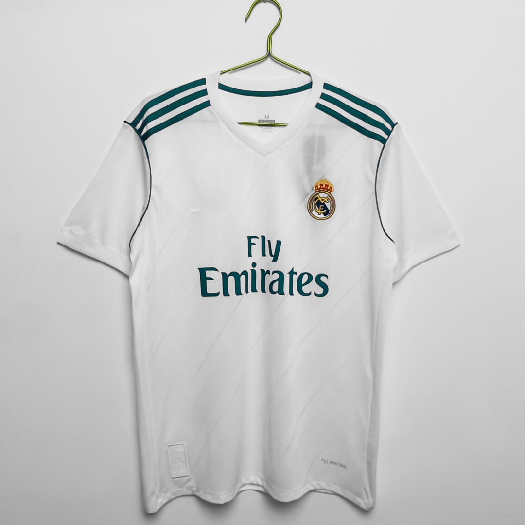 Maillot domicile rétro Real Madrid 2017-2018 Le 12 -ème Maillot, maillot de football blanc avec logo et détails du club.